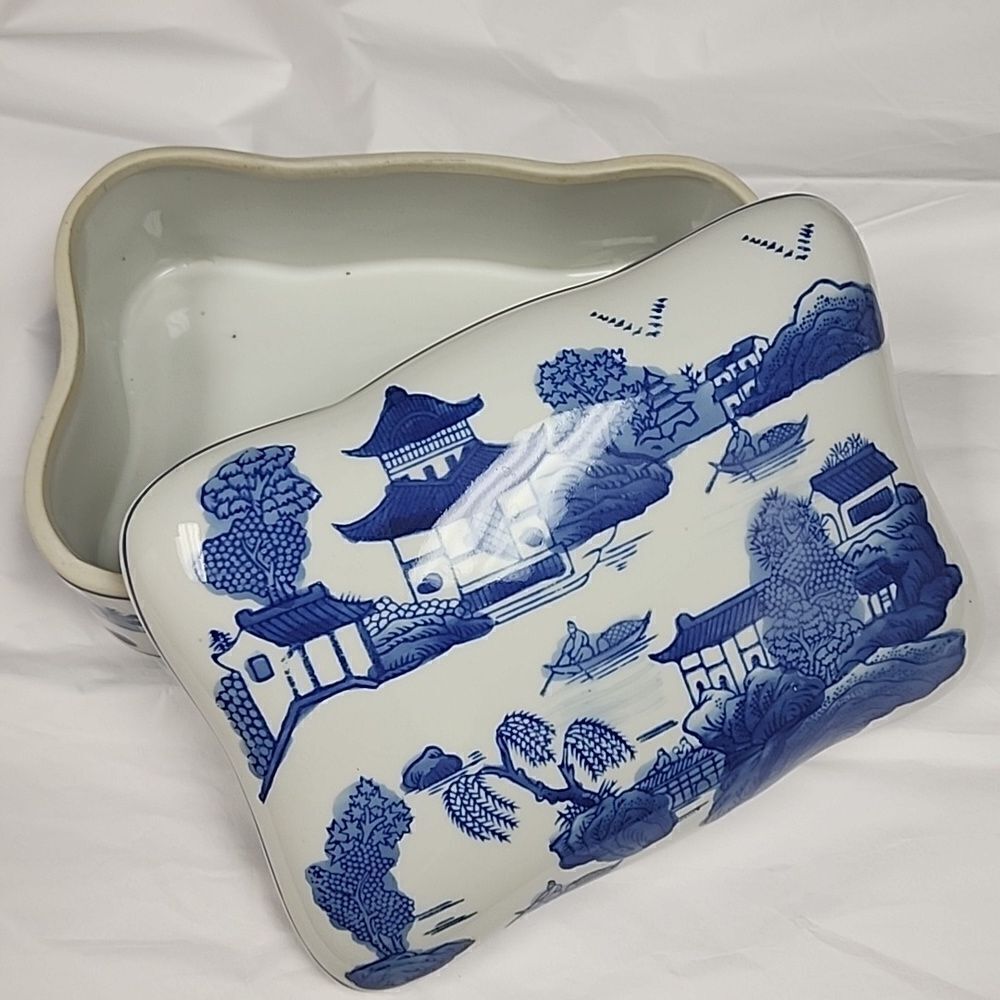 Chinoiserie Vintage Lidded Box with Traditional Chinese Water Landscape